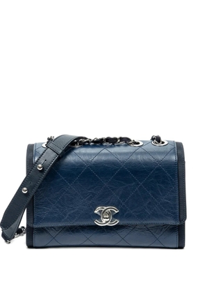 CHANEL Pre-Owned quilted logo-plaque shoulder bag - Blue