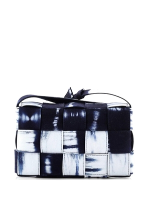 Bottega Veneta Pre-Owned Cassette Crossbody Bag Maxi Intrecciato Tie Dye Denim shoulder bag - Blue