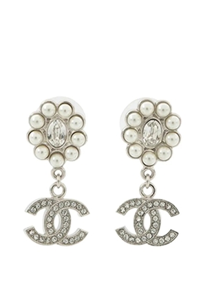 CHANEL Pre-Owned 2023 CC Silver Plated Rhinestones Faux Pearl Dangling Earrings costume earrings - White