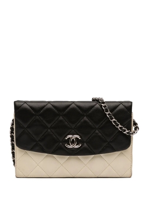 CHANEL Pre-Owned 2011 CC Bicolor Quilted Lambskin Double Sided Wallet on Chain crossbody bag - White