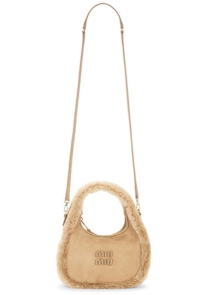 Miu Miu Wander Camoscio Shearling Bag in Sabbia - Beige. Size all.