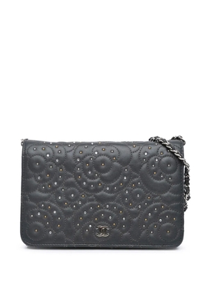 CHANEL Pre-Owned 2019 Studded Lambskin Camellia Wallet On Chain crossbody bag - Black
