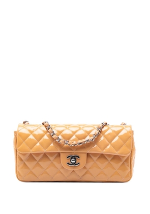CHANEL Pre-Owned 2010-2011 Classic Patent East West Single Flap shoulder bag - Brown