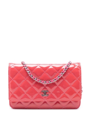 CHANEL Pre-Owned 2010-2011 CC Quilted Patent Wallet on Chain crossbody bag - Pink