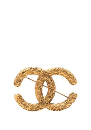 CHANEL Pre-Owned 1999 CC Gold Plated Embossed Logo Brooch costume brooch