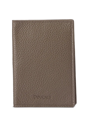 Doucal's tumbled leather passport holder - Brown