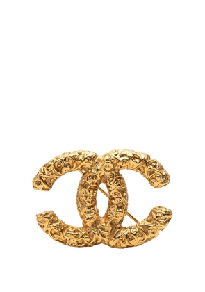 CHANEL Pre-Owned 1995 CC Gold Plated Embossed Brooch costume brooch