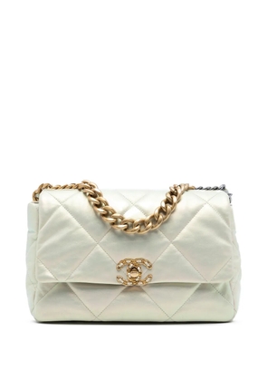 CHANEL Pre-Owned 2021 Large Iridescent Lambskin 19 Flap satchel - Silver