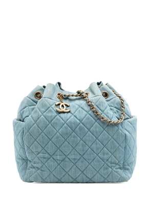 CHANEL Pre-Owned 2016-2017 Quilted Washed Denim Urban Spirit bucket bag - Blue