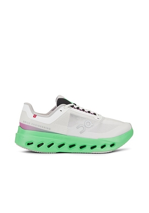 On Cloudsurfer Next in Wolf & Honeydew - Grey. Size 10 (also in ).