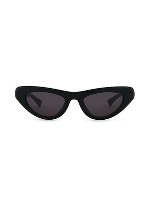 Bottega Veneta Curvy Cat Eye Sunglasses in Black & Grey - Black. Size all.