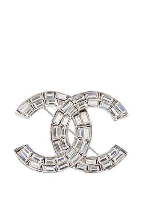 CHANEL Pre-Owned 1986-1988 Coco mark rhinestone brooch - Silver
