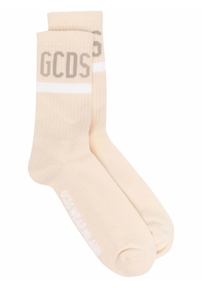 GCDS intarsia logo ribbed socks - Neutrals