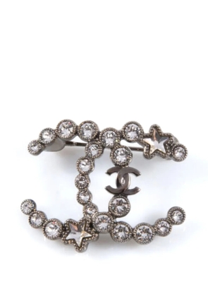 CHANEL Pre-Owned 2000s crystal-embellished logo brooch - Silver