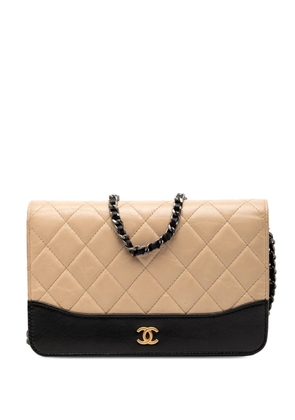 CHANEL Pre-Owned 2018 Bicolor Quilted Aged Calfskin Gabrielle Wallet On Chain crossbody bag - Brown