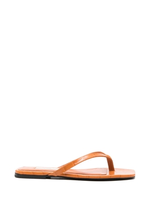 TOTEME croco-embossed flip flops - Orange