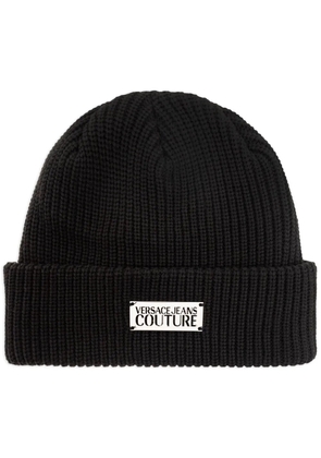 Versace Jeans Couture logo-plaque knitted beanie - Black