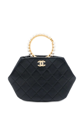 CHANEL Pre-Owned 2021-2025 Quilted Lambskin Pearl Crown Handle Clutch handbag - Black