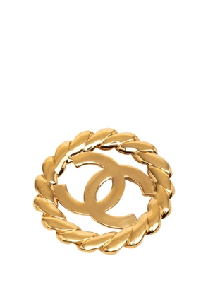 CHANEL Pre-Owned 1980-1990 Gold Plated CC Round Brooch costume brooch