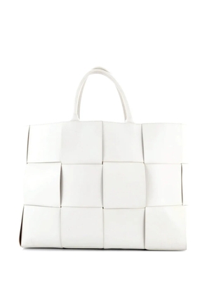 Bottega Veneta Pre-Owned Arco Maxi Intrecciato Leather Large tote bag - White