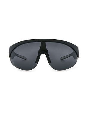 Moncler Myrr Oval Sunglasses in Black - Black. Size all.