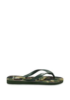 A BATHING APE® x Havaianas camo flip flops - Green