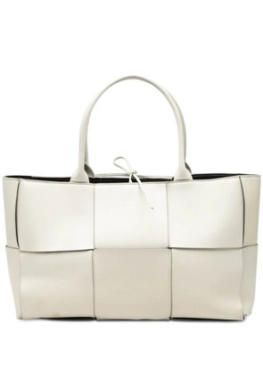 Bottega Veneta Pre-Owned 2012-2026 Medium Nappa Maxi Intrecciato Arco tote bag - White