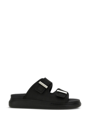 Alexander McQueen logo-engraved slides - Black