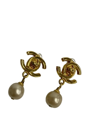 CHANEL Pre-Owned 1997 Gold Plated Faux Pearl CC Turnlock Clip On Earrings costume earrings - White