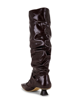 Dirt Gathered Boot in Burgundy. Size 39. Also in 37, 38.
