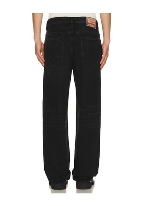 Diesel Relaxed Fit 2001 D-Macro Jean in Black. Size 31. Also in 33, 34, 36.