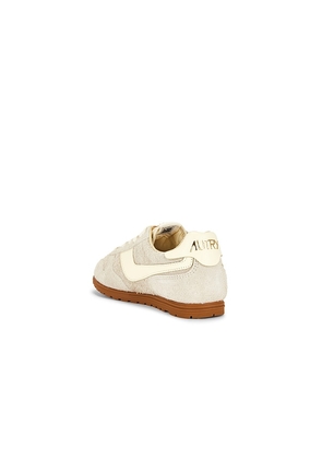 Autry Windspin Low Sneaker in Beige. Size 36. Also in 37, 40, 41.
