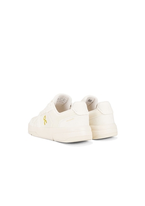 On The Roger Clubhouse Ace in White. Size 10.5. Also in 7, 7.5, 8, 8.5, 9, 9.5, 10, 11, 11.5, 12, 12.5, 13.