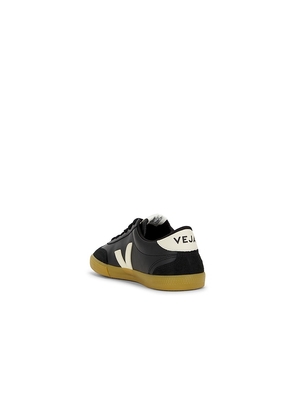 Veja Volley in Black. Size 41. Also in 40, 43, 44, 45, 46.
