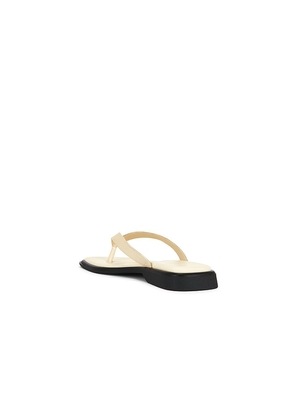 Vagabond Shoemakers Izzy Sandal in Cream. Size 36. Also in 39, 37, 38.