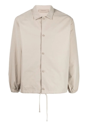 FEAR OF GOD ESSENTIALS graphic-print drawstring shirt jacket - Neutrals