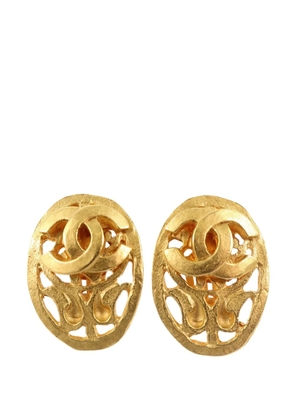 CHANEL Pre-Owned 1995 CC Gold Plated Oval Clip On Earrings costume earrings