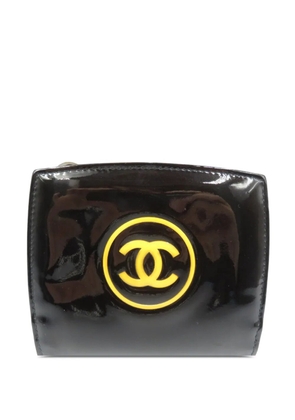 CHANEL Pre-Owned 2009-2010 CC Patent Makeup Line Compact Wallet small wallets - Black