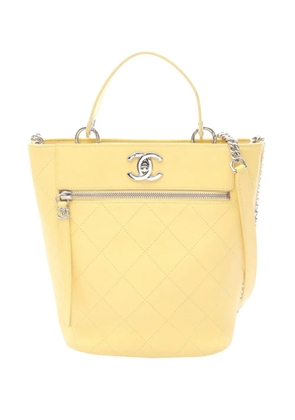 CHANEL Pre-Owned 2019 CC Stitched Calfskin Top Handle bucket bag - Yellow