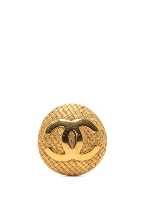 CHANEL Pre-Owned 1980-1990 CC Gold Plated Woven Round Brooch costume brooch