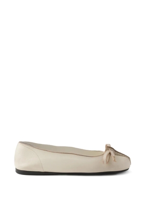 Prada logo-print bow-motif ballet flats - Neutrals