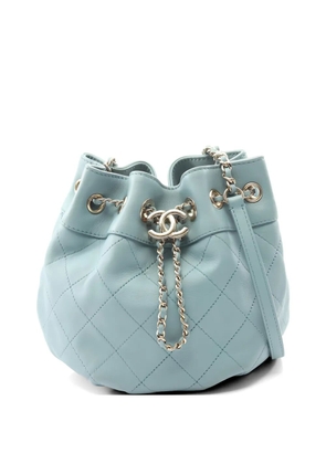 CHANEL Pre-Owned 2019 Matelasse drawstring bucket bag - Blue