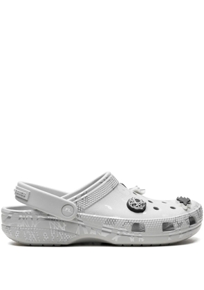Crocs x Futura Laboratories 'Pearl White' clogs - Grey