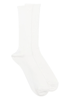 Auralee ribbed-knit socks - White