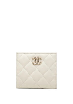 CHANEL Pre-Owned 2021-2025 CC Quilted Lambskin Compact Bifold Wallet small wallets - White