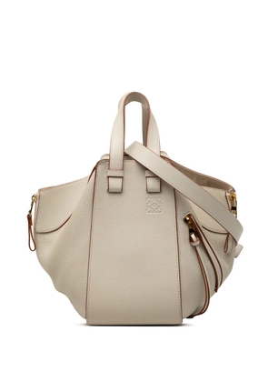 Loewe Pre-Owned 2022 Medium Grained Calfskin Hammock satchel - Brown