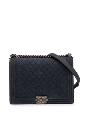 CHANEL Pre-Owned 2013-2014 Large Iridescent Quilted Caviar Boy Flap crossbody bag - Blue