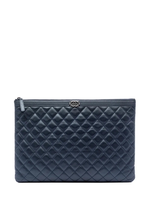 CHANEL Pre-Owned 2017-2018 Large Quilted Caviar Boy O Case clutch bag - Blue