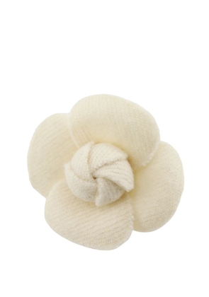 CHANEL Pre-Owned 1970-1980 Wool Camellia Brooch costume brooch - White