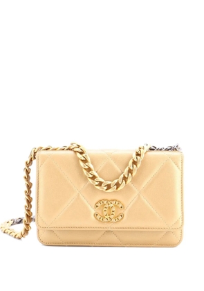 CHANEL Pre-Owned 19 Wallet on Chain Quilted Lambskin crossbody bag - Gold